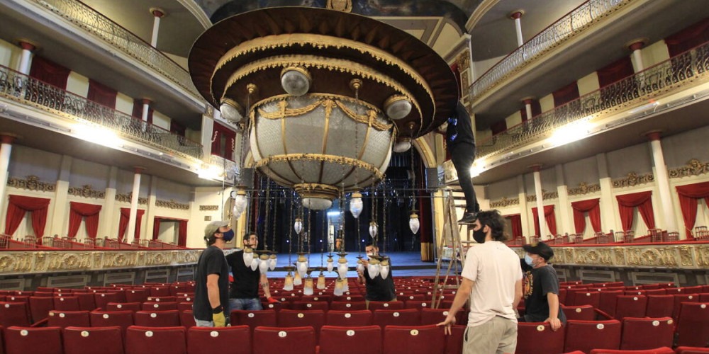 Se realizó el operativo de limpieza de la histórica araña de la sala principal del Coliseo Podestá