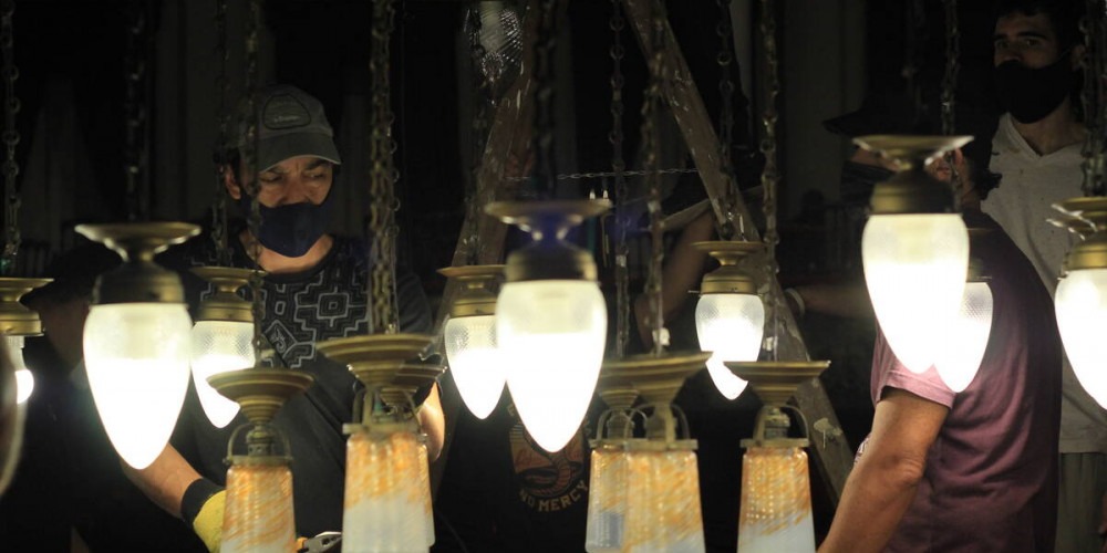 Se realizó el operativo de limpieza de la histórica araña de la sala principal del Coliseo Podestá
